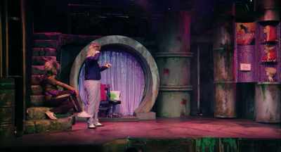 (audience tittering)
- Oh, no, oh, no... - The Toxic Avenger: The Musical