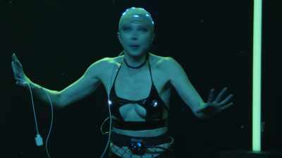 (audience vocalizes) - Courtney Pauroso: Vanessa 5000
