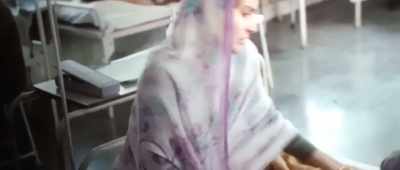 Aunty, don't worry. No waiting charge.
I'll take only 250. - Sui Dhaaga - Made in India