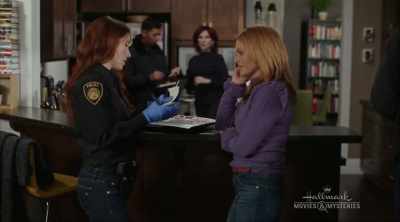 'Aurora Teagarden is het middelpunt.' - Aurora Teagarden Mysteries: A Game of Cat and Mouse