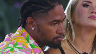 [Avery Lynch feat. JORDY's "When It Ends" playing] - Love Island