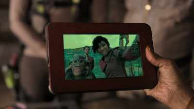 -Aw.
-He'll be sneaking us - Vagrant Queen