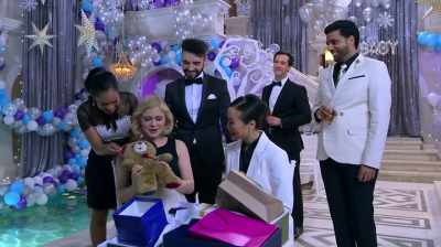 - Aw! He's so cute!
- I know. - A Christmas Prince: The Royal Baby