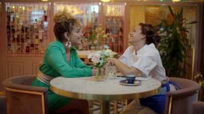 - Aw! You're so cute, you know?
- Right, show me. - Eat, Love, London