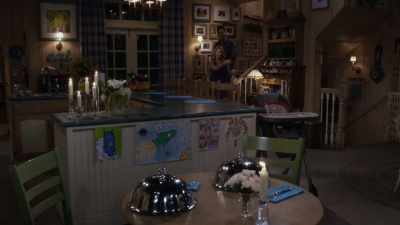 - Aww, Jess. A candlelit dinner.
- Yep. - Fuller House