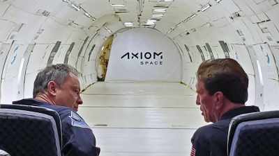 Axiom sælger pladserne
til private astronauter. - Space Titans: Musk, Bezos, Branson