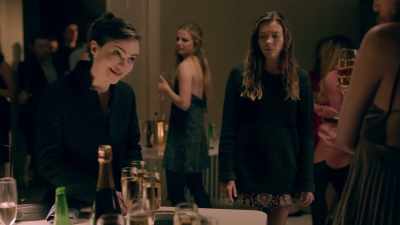 - Babe. Not here.
- Babe, it's fine. - Clique