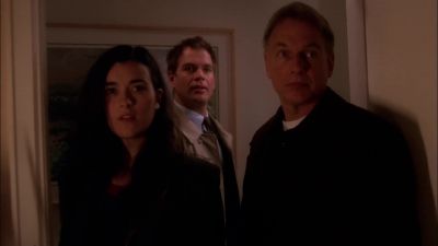( baby cries )
Hush now. - NCIS