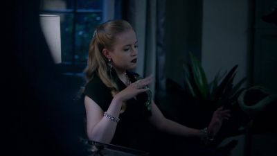          [baby gurgling] - Black Lightning