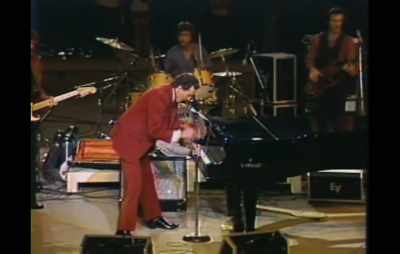 - ♪ Baby, shake it ♪ - Jerry Lee Lewis: Trouble in Mind