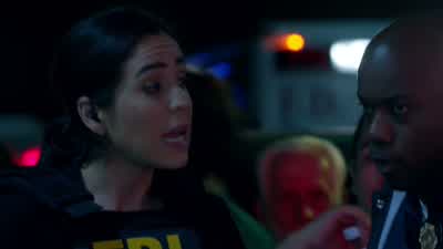 Back. What? Back inside. Get back here! - Blindspot