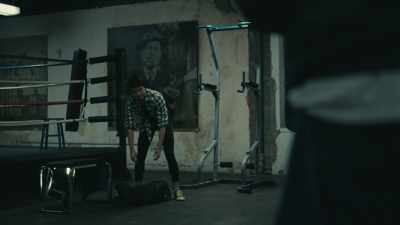 (bag thuds)
(Toni sighs) - Uppercut