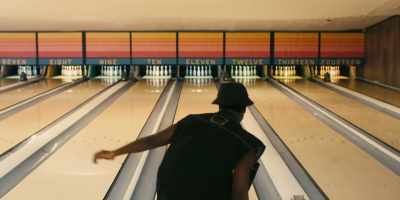 - (ball thuds)
- (growls) Dammit! - The Gutter