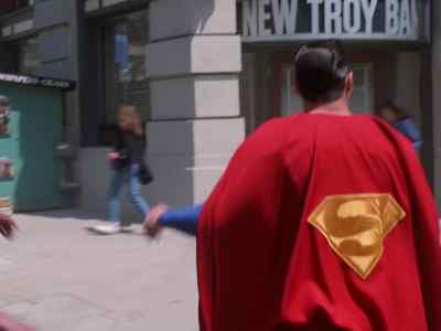 Bank robbery's going down.
We can't get close. - Lois & Clark: The New Adventures of Superman