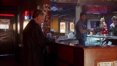 - Barkeep, I'm looking for a girl.
- Aren't we all? - Smallville