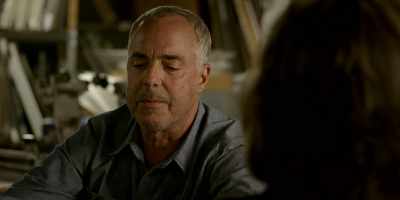 - [barks]
- You know what this is. Open up. - Bosch: Legacy