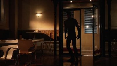 - Barry, are you okay?
- I can't breathe. - The Flash