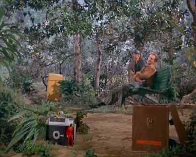 [ Barry ]
He's coming! - Land of the Giants