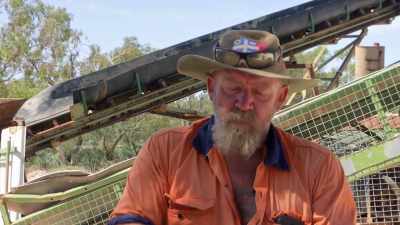 Basically, like a car aerial,
you know, one pops out, - Outback Opal Hunters