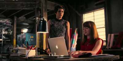 Basically, they're saying I'm long, lean,
have nice bone structure, run really fast. - Girlboss