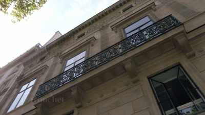Bastien: [ Smooches ] - Love Trip: Paris