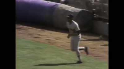 Batendo em terceiro
e como jardineiro central, - Say Hey, Willie Mays!