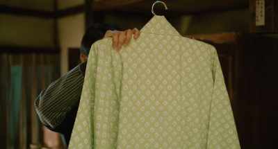 "Bathrobe 3700 dollars, if removed,
3700 dollars will be charged" - Secrets in the Hot Spring
