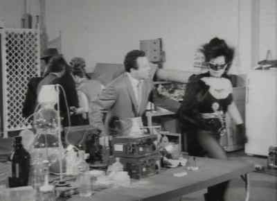 Batwoman, can you do something?
Somebody's going to get killed. - The Wild World of Batwoman