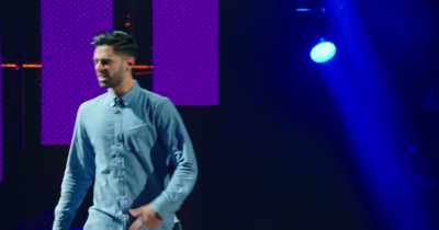 Be like this, dude.
Walk in there and just own it. - Hasan Minhaj: Homecoming King