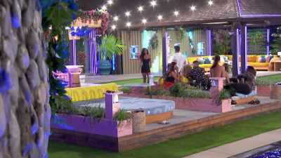 BECAUSE I DON'T EVEN KNOW HOW
I'M SUPPOSED TO FEEL ABOUT THIS - Love Island