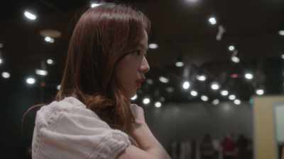 - Because this side goes up.
- Mm-mm-mm. - Blackpink: Light Up the Sky
