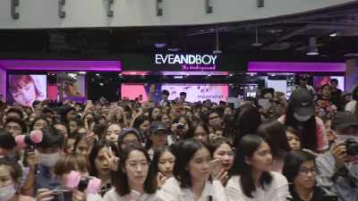 Because Thai teens see me
as a Thai who has made it this far. - Blackpink: Light Up the Sky