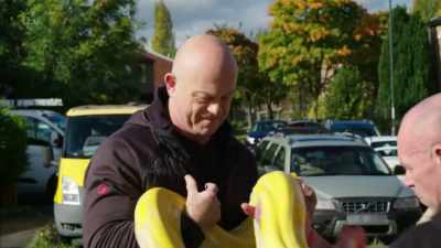 Because the scales
are going back the other way. - Britain's Tiger Kings - On the Trail with Ross Kemp