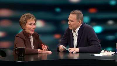 - Because you're not spotted.
- Because, yes, everybody is looking - Norm Macdonald Has a Show