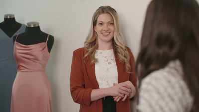 Becky, I have a customer.
That's enough, now. Okay. - Team Bride