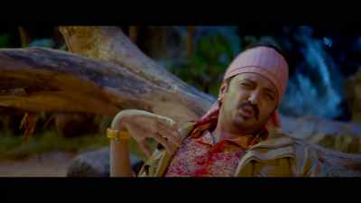 Bed, bedroom, kitchen
The courtyard - Total Dhamaal