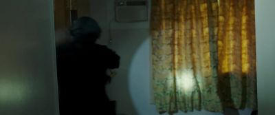 Bedroom's clear. - Dangerous