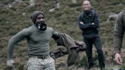 Before the recruits
split into two teams, - Celebrity SAS: Who Dares Wins