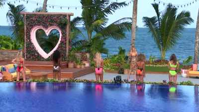 BEFORE WE DO, STEP FORWARD IF
YOU'RE ATTRACTED TO THEM. - Love Island
