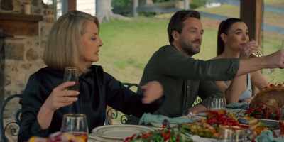 Before we, uh, get stuck into
all this delicious food... - Christmas on the Farm