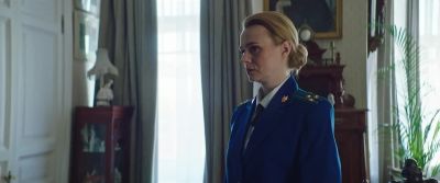 -Behind you.
-[Chloe shouts] - Sugar Baby