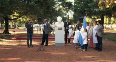 "Being a Nobel laureate
turns you into a statue." - The Distinguished Citizen
