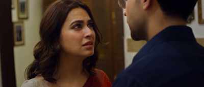 Being an officer, you had a problem
marrying a clerk. - Satyen... - Shaadi Mein Zaroor Aana