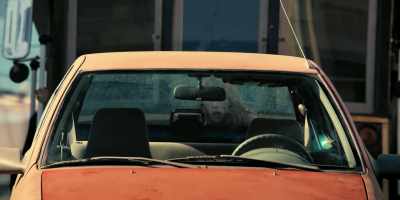 [bell clanging] - Girlboss