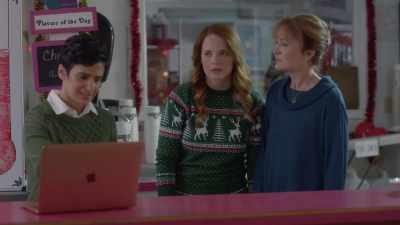 [bell jingles] - Christmas a la Mode