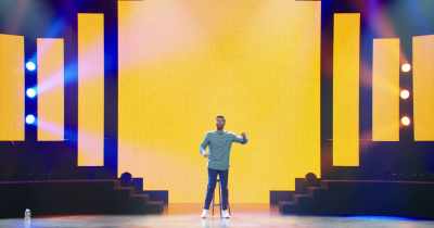 Bell rings. I'm walking to my locker.
I hear footsteps. - Hasan Minhaj: Homecoming King