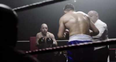- (bell rings)
- Round three! Box! - Jawbone