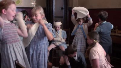 BELL RINGS - Call the Midwife