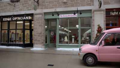 (bell tinkling) - The Enchanted Christmas Cake