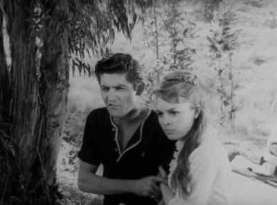 Ben, don't go in there. - The Creeping Terror